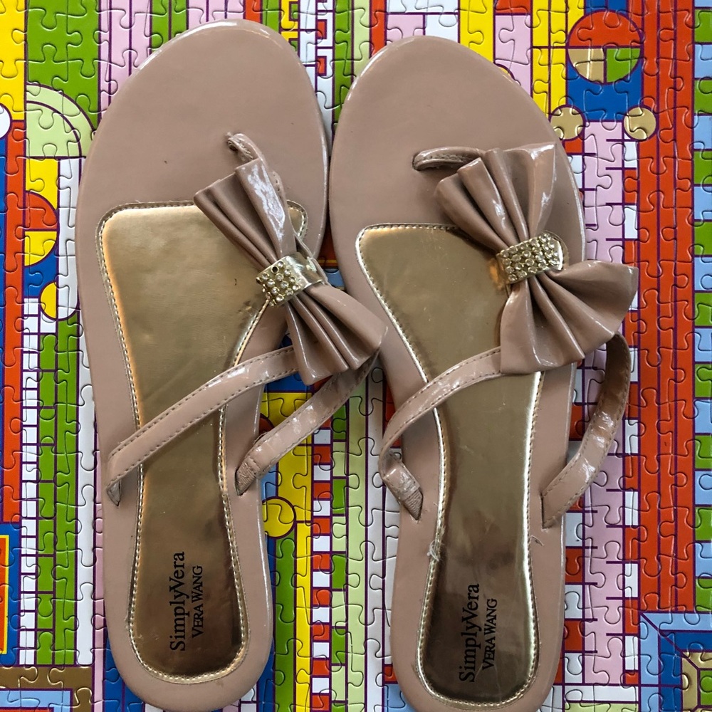 Vera Wang Simply Vera Sandals
